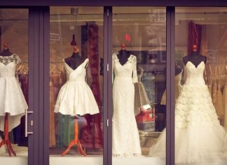 6 Ways to Accessorize a Wedding Dress