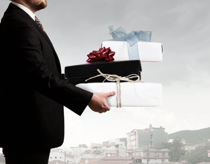 7 Tips to Select the Best Corporate Gifts For Employees